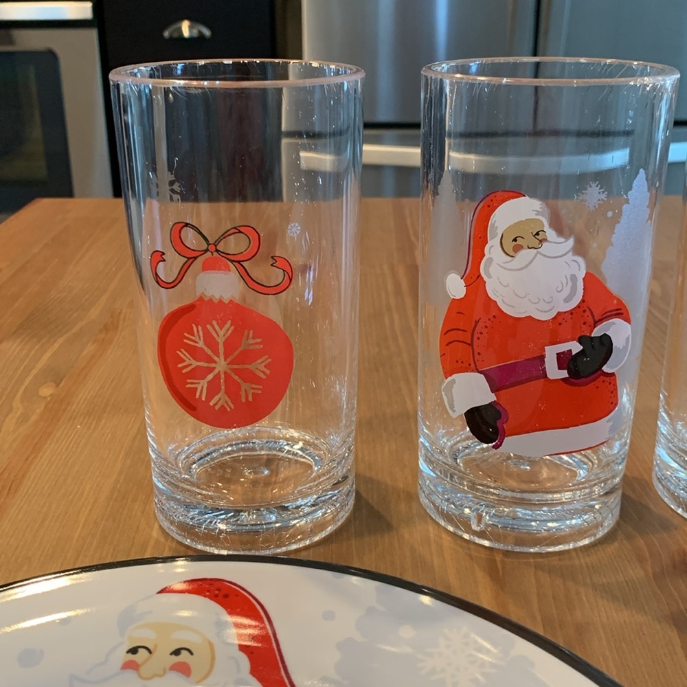 Set of 4 Christmas Plates and 4 Christmas Cups - Picture 7 of 10